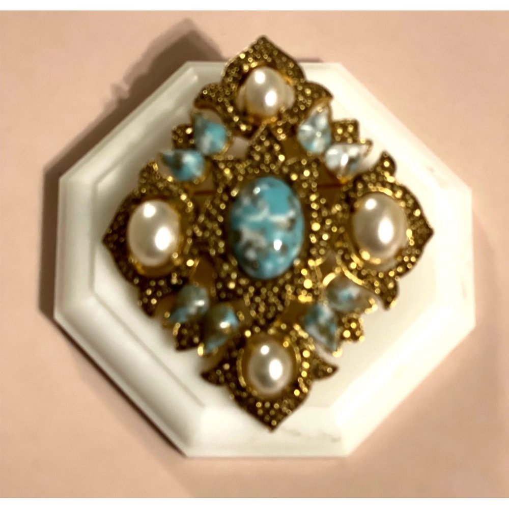 Sarah Coventry Remembrance Cabochon Filled Gold Brooch